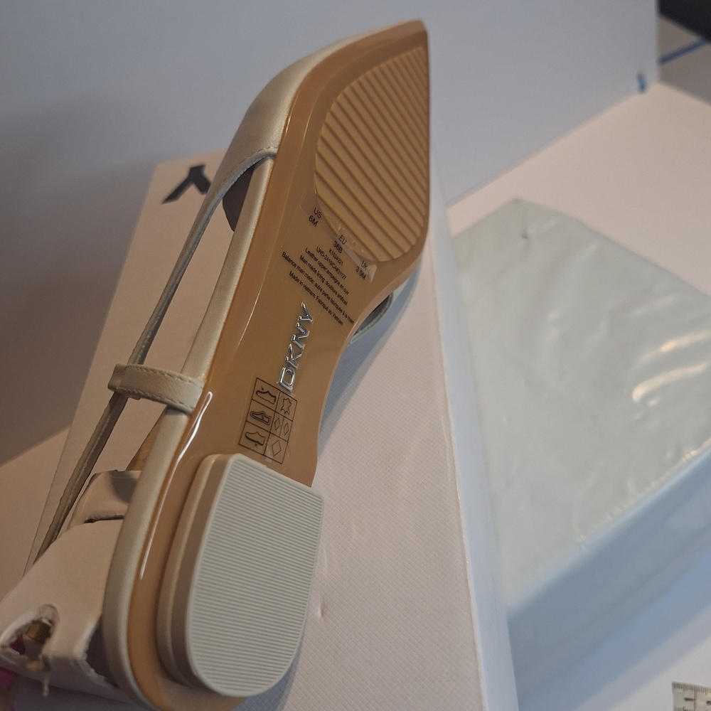 New DKNY Mikado Cream Pointed Toe Slingback Flats. Size 6 M - Picture 4 of 6